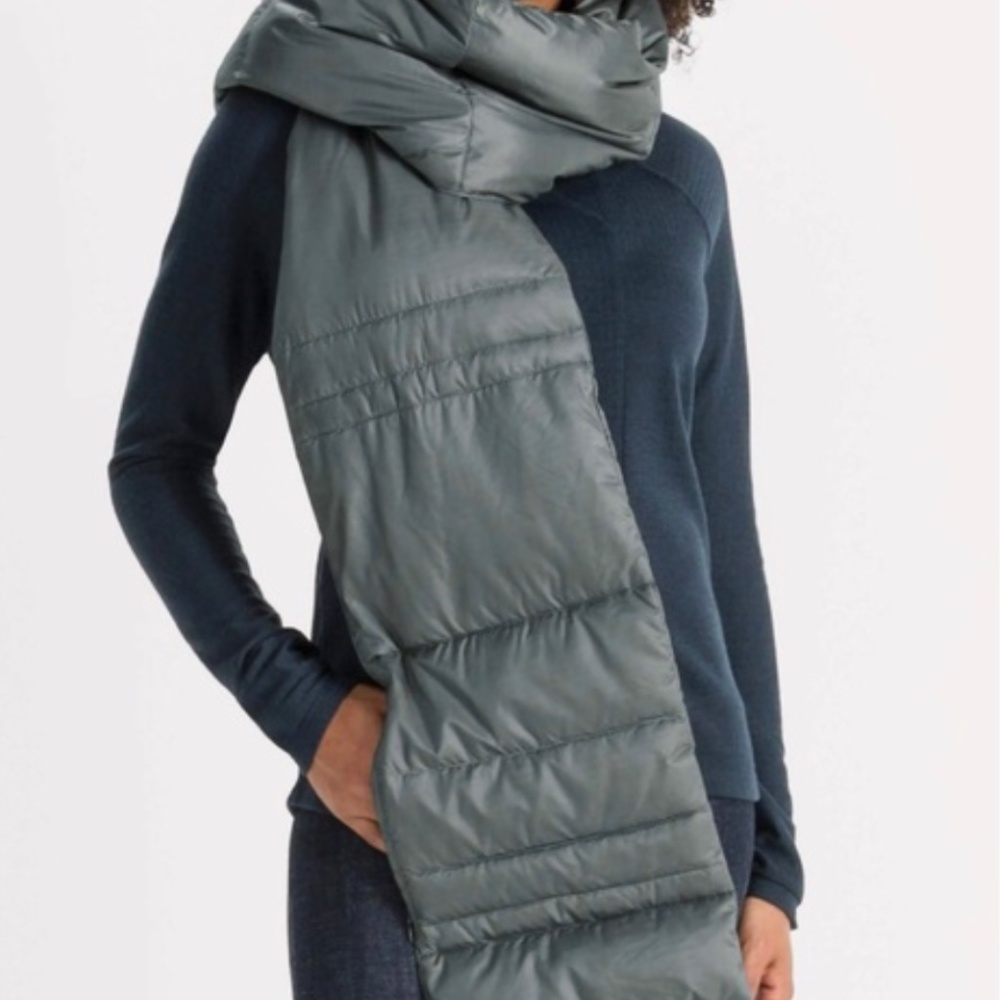 Nau down thermal scarf with pockets